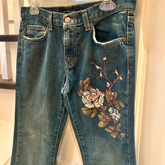 Calvin Klein Low-Rise Flare Jeans - Picture 4 of 7